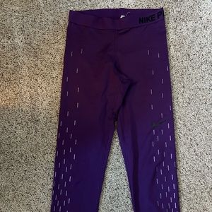Women’s Nike Pro dri-fit crop leggings.